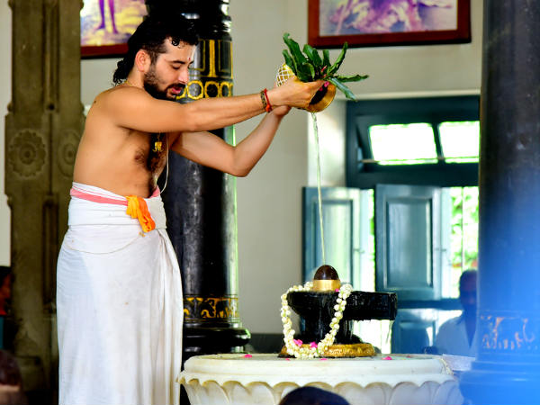 బిల్వ పత్రాలతో పాటు...