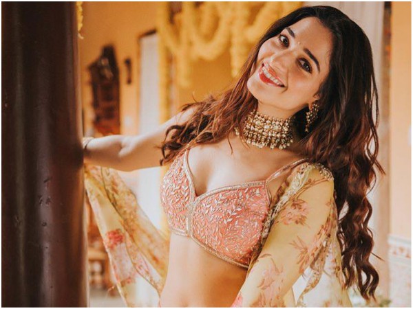 పెదవి కొరికే సీన్లు..