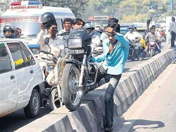 ఎక్కడ పడితే అక్కడ పార్కింగ్..