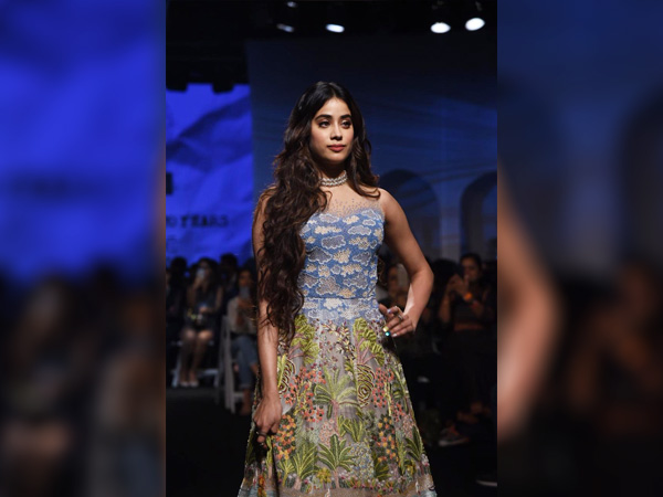 తళక్కున మెరిసిన జాన్వీ..