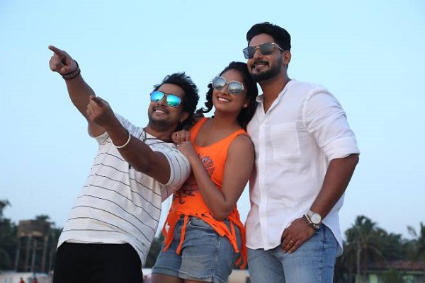 ఐస్ క్రీమ్ తింటూ..