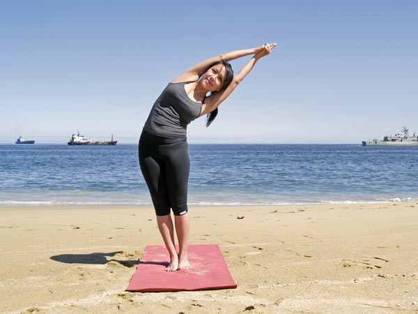 నిలబడి అబ్ స్ట్రెచ్ (Standing ab stretch)