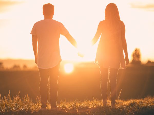 చెట్టు కింద రొమాన్స్..