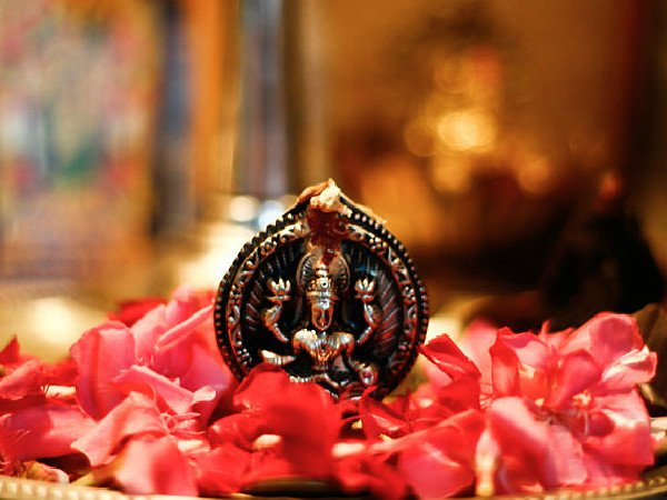 లక్ష్మీ నారాయణ పూజ నిర్వహించడానికి అవసరమైనవి: