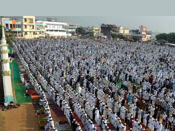 సంతానం లేకపోవడంతో..