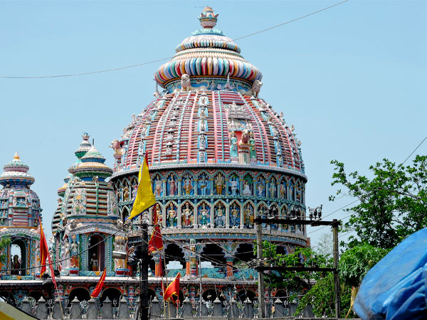 16 చేతుల విగ్రహం..