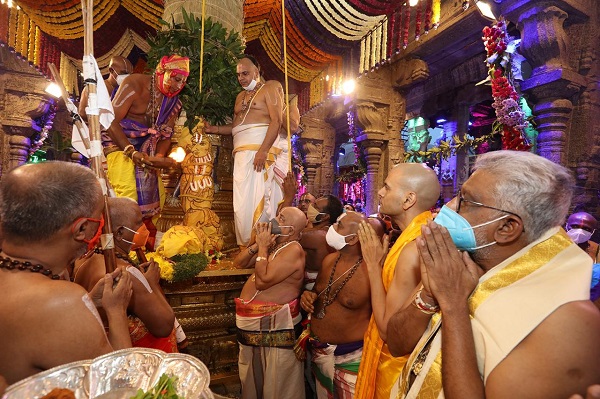 హనుమంత వాహనంలో..