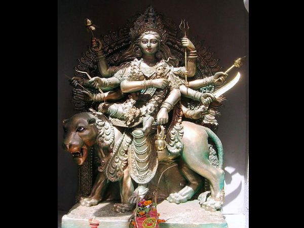 నవరాత్రిలో, ఈశాన్య దిశలో దేవత లేదా కలషం విగ్రహాన్ని ఉంచండి