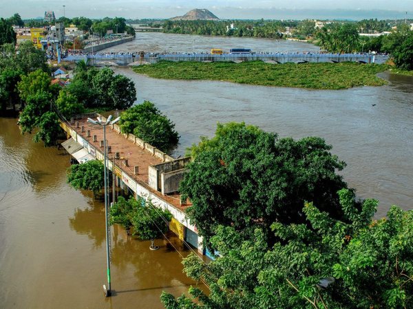 వరదలో డ్రైవింగ్ చేయొద్దు..