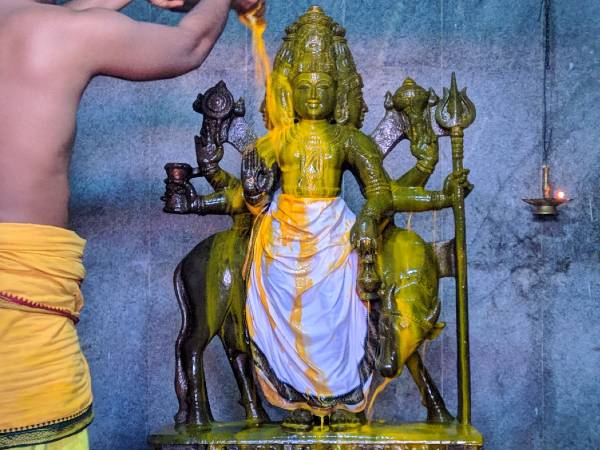 త్రిమూర్తుల భార్యల ఆందోళన..