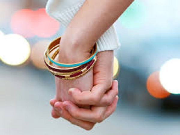 వేళ్లు పట్టుకొని చేతులు లాగడం