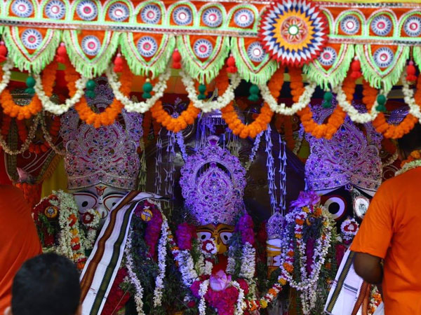 ఆలయాన్ని ఎవరు కట్టించారంటే..