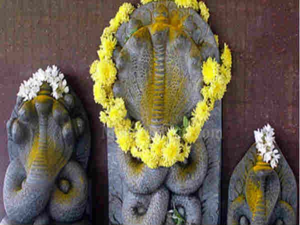 మంత్రాలు పఠించండి: