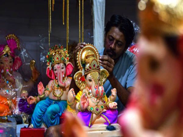 దూమ్రావర్ణుడు..