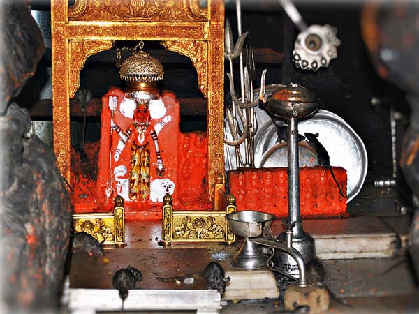 కామక్య దేవి ఆలయం (తూర్పు)