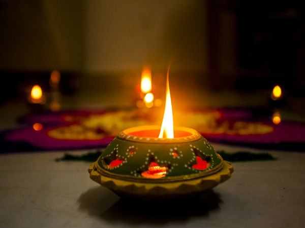 నవరాత్రికి అఖండ జ్యోతిని వెలిగించడం