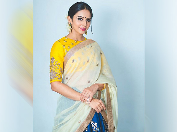రకుల్ సింపుల్ శారీ..