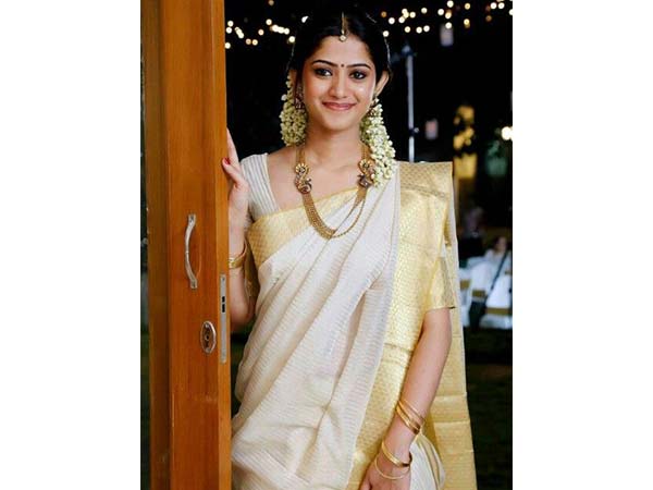 తెల్లని దుస్తులు ధరించండి