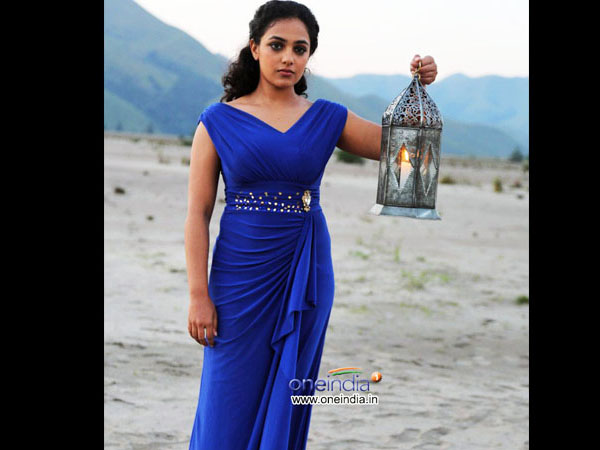 నీలిరంగు గౌనులో..