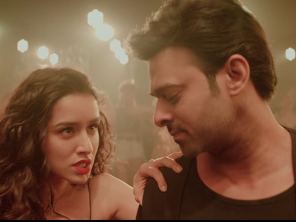 ఆమె మీ హావభావాలను అనుకరిస్తుంది
