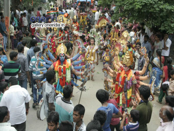జగదాంబిక ఆలయంలో..