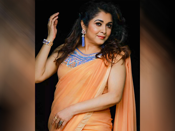 1. ఆరెంజ్ సారీలో అదరహో