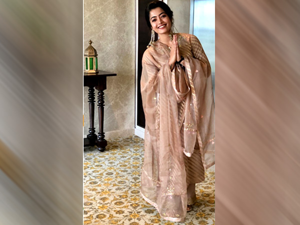 2. స్ట్రెయిట్ కుర్తా సెట్