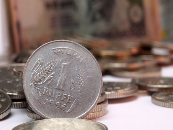 పడుకునేటప్పుడు దిండు కింద నాణెం
