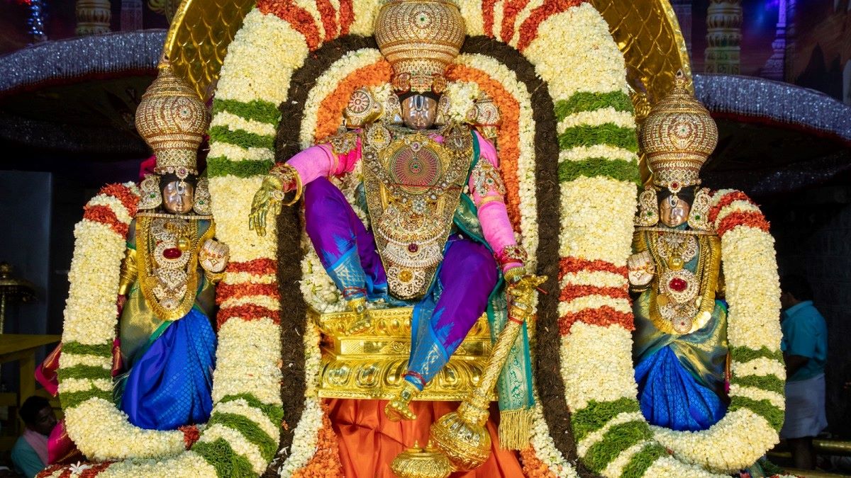 Srivari Salakattu Brahmotsavam Begins With Dwajarohana In Tirumala In Meena Lagnam