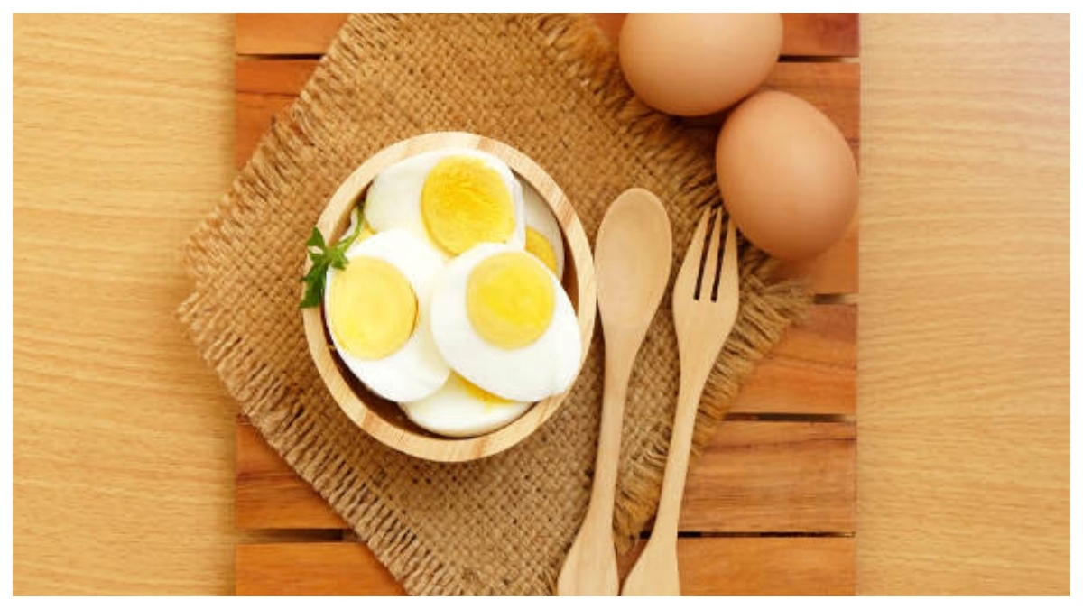 For breakfast she to have two eggs. Чем полезно вареное яйцо на завтрак. egg cholesterol. how many eggs do you eat a week.
